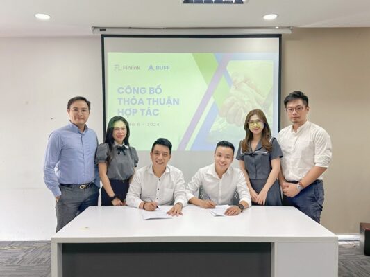 Đại diện BUFF và Finlink tham gia lễ kí kết hợp tác giữa 2 bên